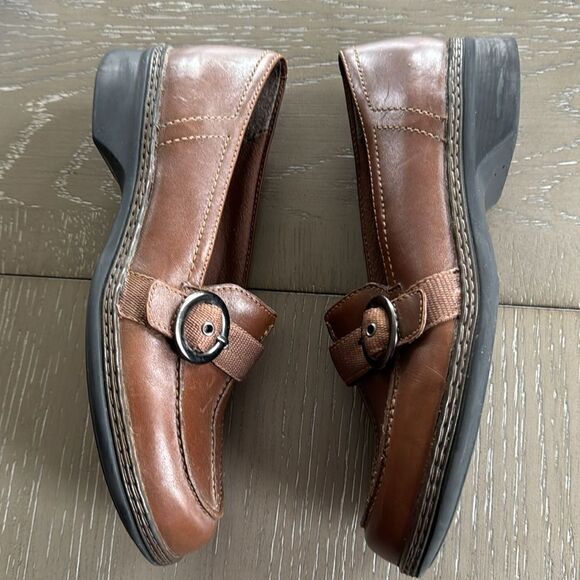 Clarks Women's Brown Leather Slip On Classic Loafers Strap & Buckle Size 6M - Picture 4 of 12